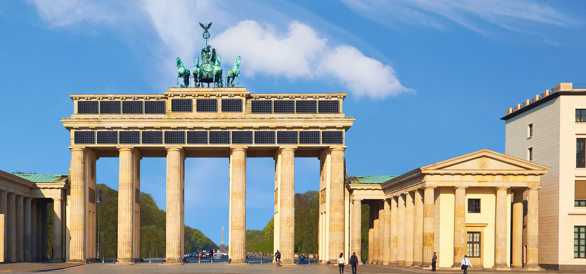 Brandenburger Tor einhgekleidet mit Solarmodulen